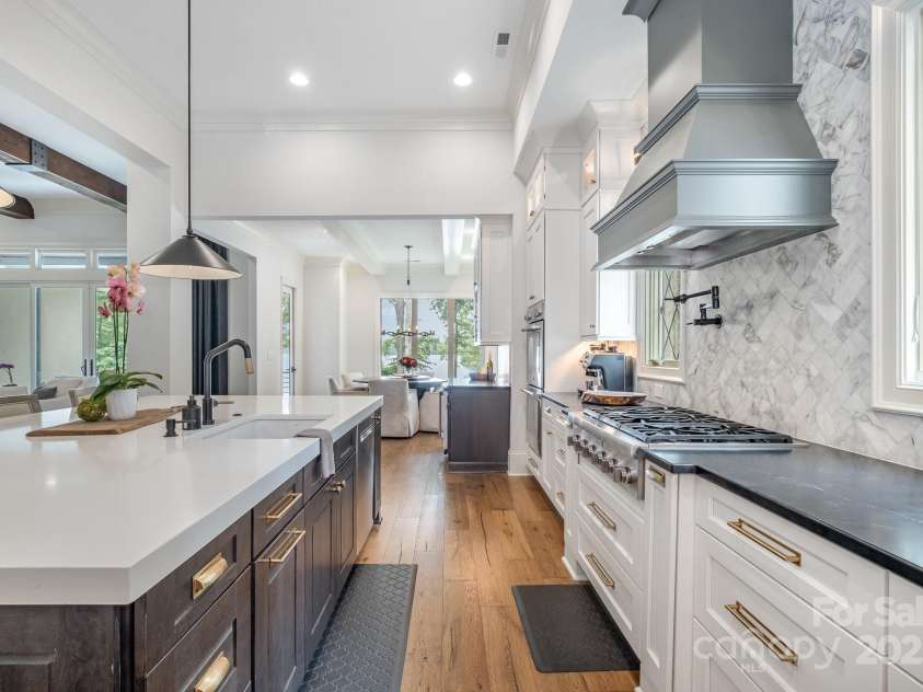 708 Amalfi Drive, Davidson, NC 28036.  MLS# CAR4281253, YatesRealty ID 28511. Custom hood and lit upper cabinets for display.
