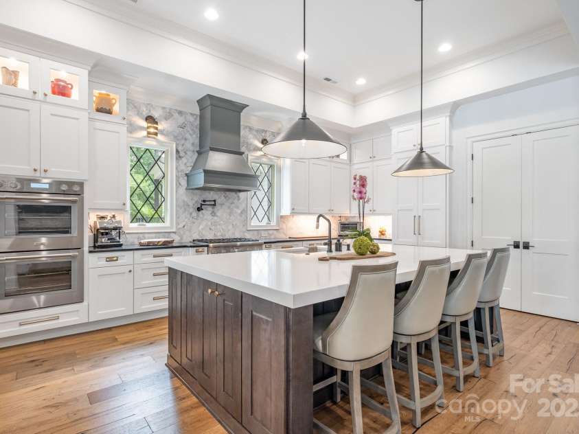 708 Amalfi Drive, Davidson, NC 28036.  MLS# CAR4281253, YatesRealty ID 28511. Fabulous chef's kitchen with Thermador appliances.