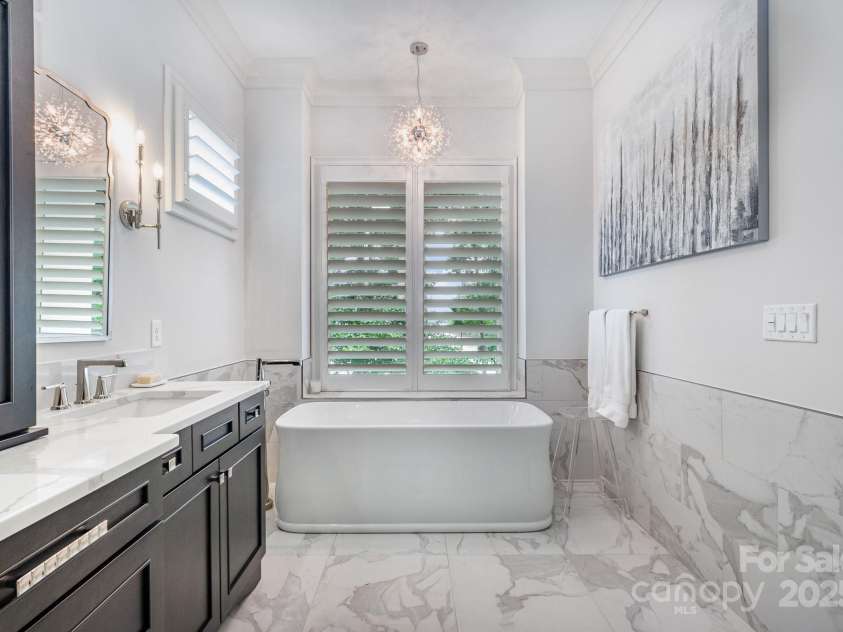 708 Amalfi Drive, Davidson, NC 28036.  MLS# CAR4281253, YatesRealty ID 28511. Free standing tub