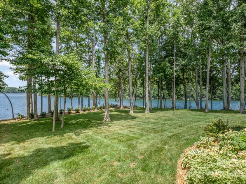 708 Amalfi Drive, Davidson, NC 28036.  MLS# CAR4281253, YatesRealty ID 28511. Full irrigation beautifully manicured lawn and professional landscaping.