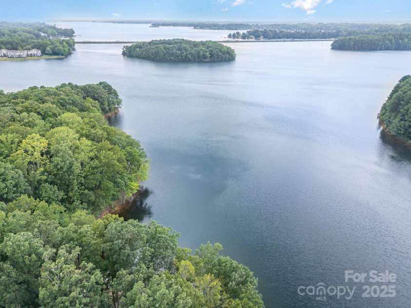 708 Amalfi Drive, Davidson, NC 28036.  MLS# CAR4281253, YatesRealty ID 28511. Lake Davidson, quite and peaceful.