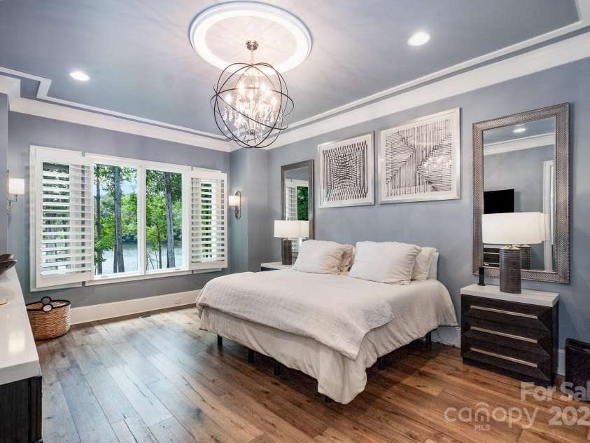 708 Amalfi Drive, Davidson, NC 28036.  MLS# CAR4281253, YatesRealty ID 28511. Tasteful ceiling moulding details