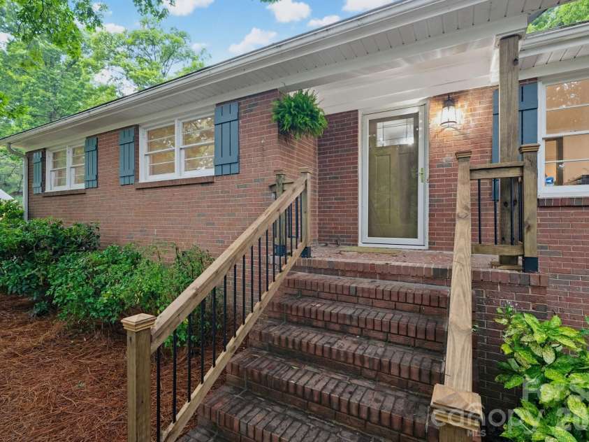 1623 Lumarka Drive, Charlotte, NC 28212.  MLS# CAR4385978, YatesRealty ID 28512. 