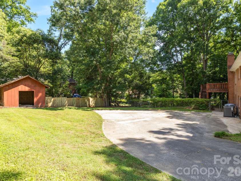 1623 Lumarka Drive, Charlotte, NC 28212.  MLS# CAR4385978, YatesRealty ID 28512. 