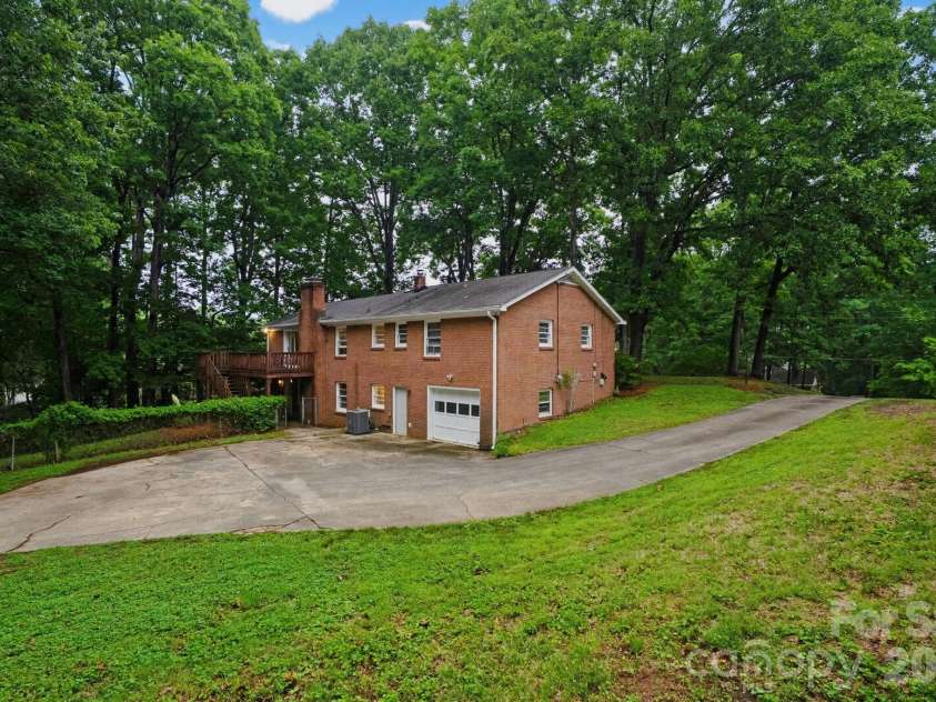 1623 Lumarka Drive, Charlotte, NC 28212.  MLS# CAR4385978, YatesRealty ID 28512. 