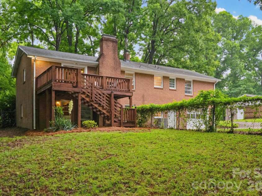1623 Lumarka Drive, Charlotte, NC 28212.  MLS# CAR4385978, YatesRealty ID 28512. 