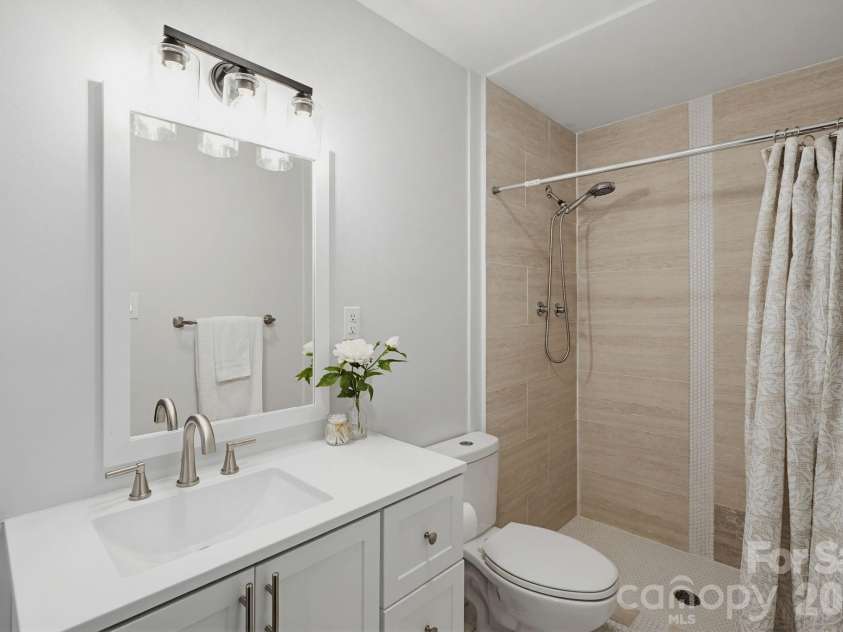 1623 Lumarka Drive, Charlotte, NC 28212.  MLS# CAR4385978, YatesRealty ID 28512. Ensuite bathroom