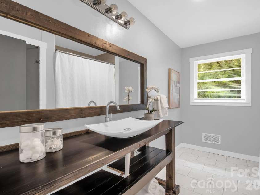 1623 Lumarka Drive, Charlotte, NC 28212.  MLS# CAR4385978, YatesRealty ID 28512. Full guest bathroom