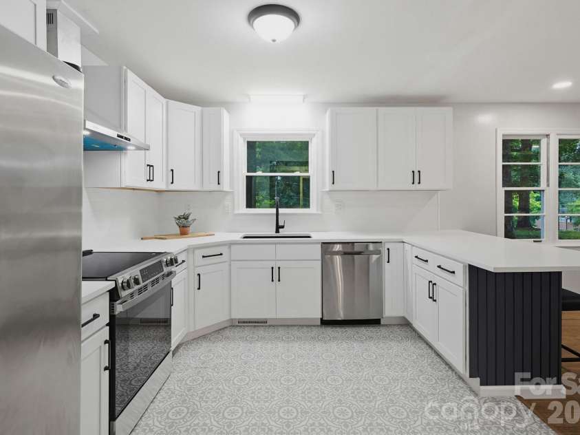 1623 Lumarka Drive, Charlotte, NC 28212.  MLS# CAR4385978, YatesRealty ID 28512. Renovated kitchen