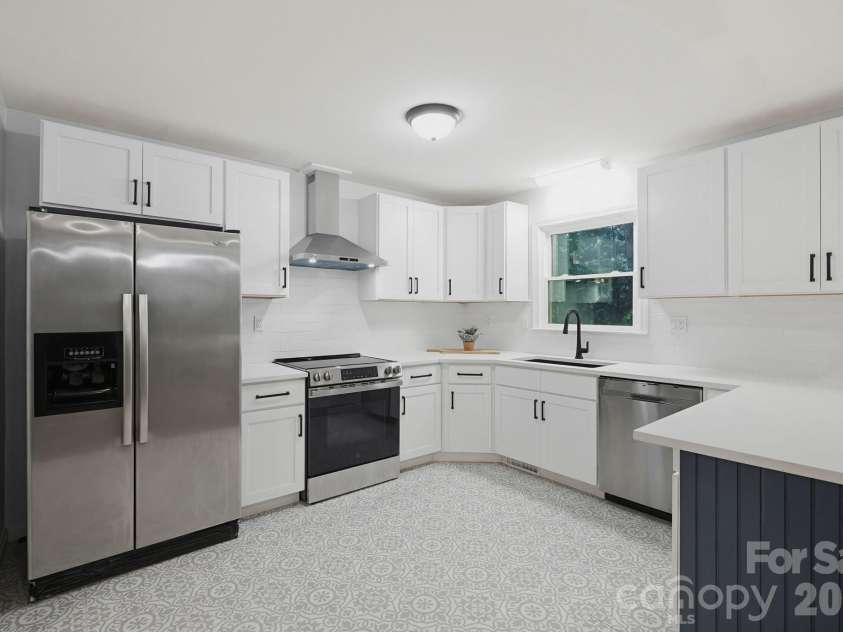 1623 Lumarka Drive, Charlotte, NC 28212.  MLS# CAR4385978, YatesRealty ID 28512. Renovated kitchen