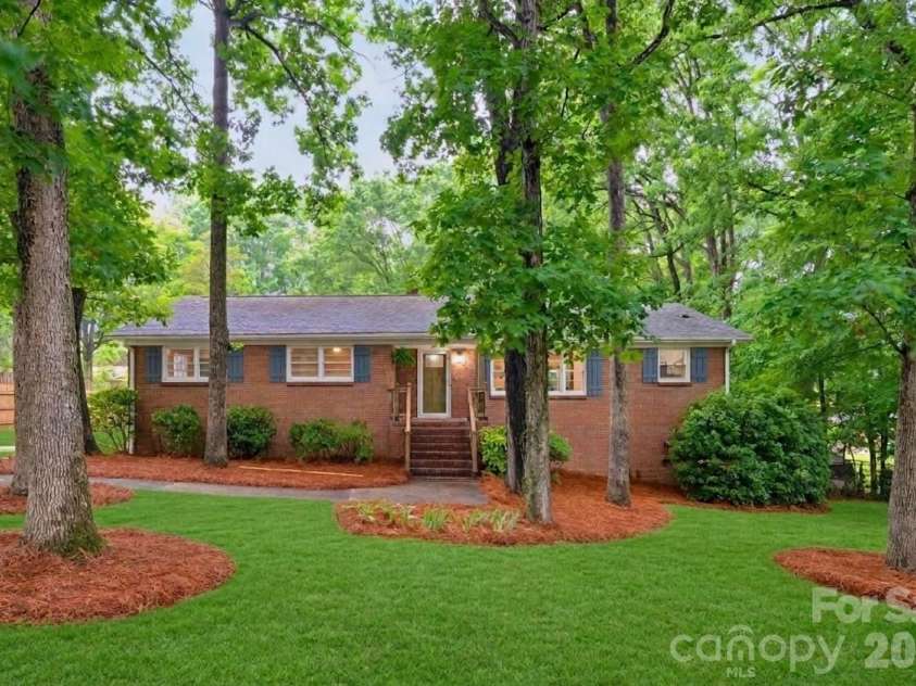 1623 Lumarka Drive, Charlotte, NC 28212.  MLS# CAR4385978, YatesRealty ID 28512. Spacious front lawn