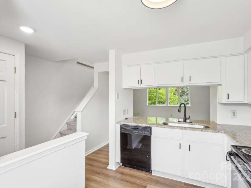 9424 Lexington Circle, Charlotte, NC 28213.  MLS# CAR4195626, YatesRealty ID 28513. 