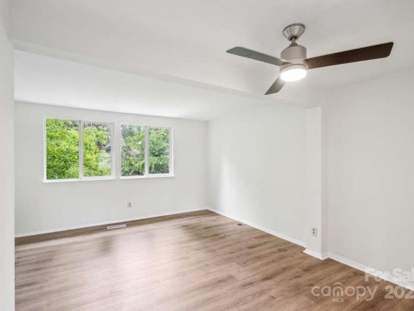 9424 Lexington Circle, Charlotte, NC 28213.  MLS# CAR4195626, YatesRealty ID 28513. 
