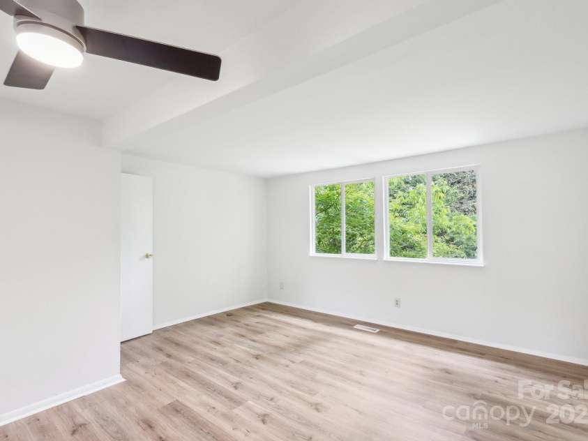 9424 Lexington Circle, Charlotte, NC 28213.  MLS# CAR4195626, YatesRealty ID 28513. 