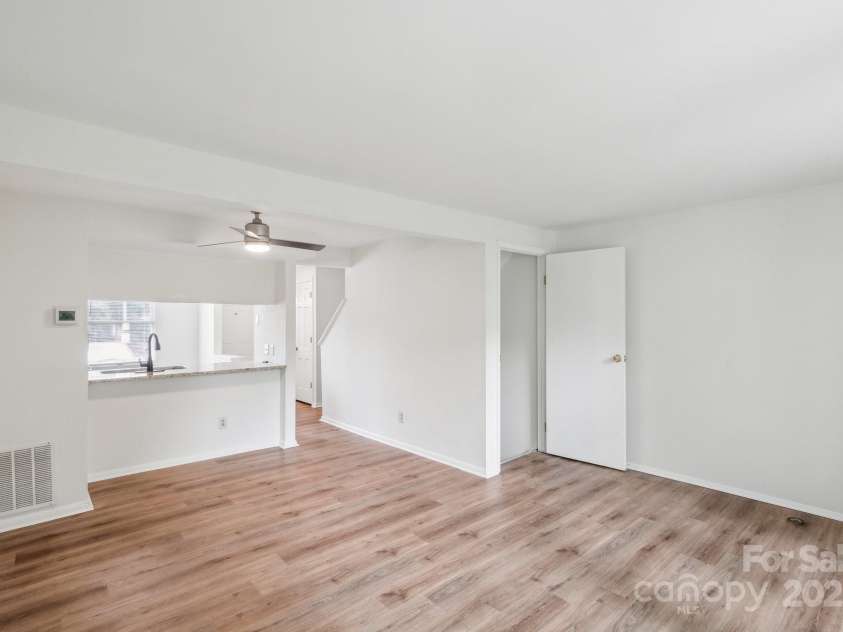 9424 Lexington Circle, Charlotte, NC 28213.  MLS# CAR4195626, YatesRealty ID 28513. 