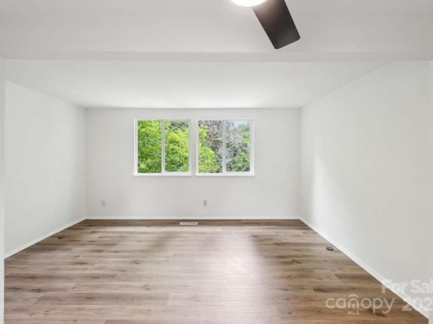 9424 Lexington Circle, Charlotte, NC 28213.  MLS# CAR4195626, YatesRealty ID 28513. 