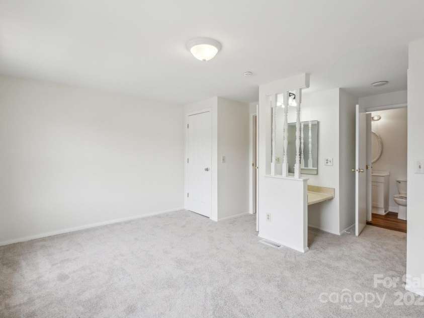 9424 Lexington Circle, Charlotte, NC 28213.  MLS# CAR4195626, YatesRealty ID 28513. 