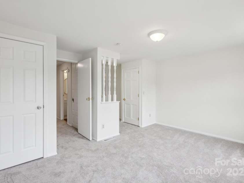 9424 Lexington Circle, Charlotte, NC 28213.  MLS# CAR4195626, YatesRealty ID 28513. 