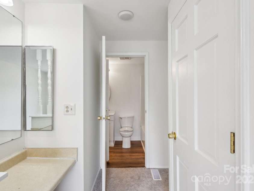 9424 Lexington Circle, Charlotte, NC 28213.  MLS# CAR4195626, YatesRealty ID 28513. 