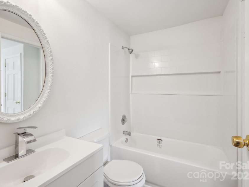 9424 Lexington Circle, Charlotte, NC 28213.  MLS# CAR4195626, YatesRealty ID 28513. 