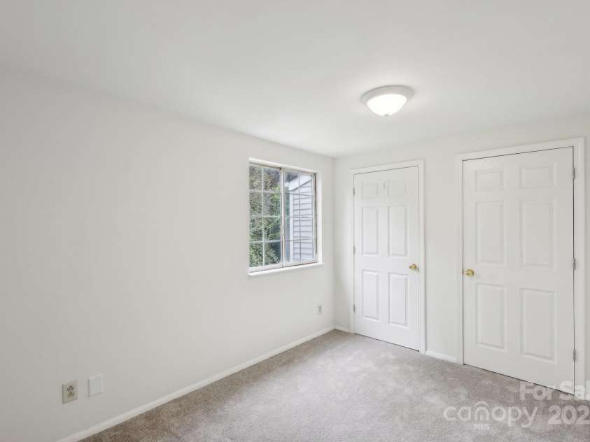 9424 Lexington Circle, Charlotte, NC 28213.  MLS# CAR4195626, YatesRealty ID 28513. 