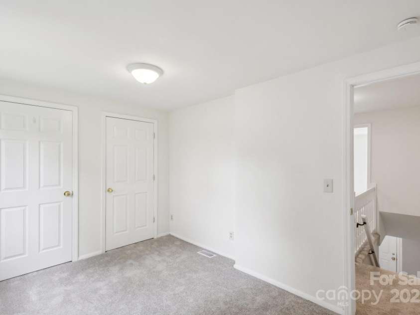 9424 Lexington Circle, Charlotte, NC 28213.  MLS# CAR4195626, YatesRealty ID 28513. 