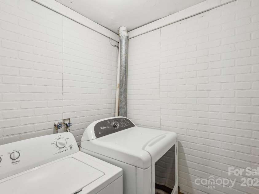 9424 Lexington Circle, Charlotte, NC 28213.  MLS# CAR4195626, YatesRealty ID 28513. 