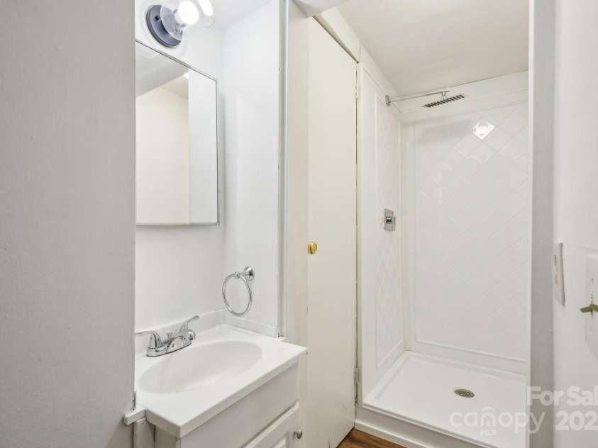 9424 Lexington Circle, Charlotte, NC 28213.  MLS# CAR4195626, YatesRealty ID 28513. 