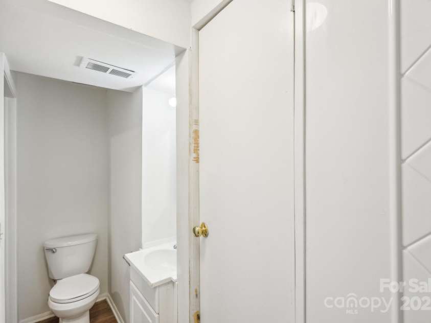 9424 Lexington Circle, Charlotte, NC 28213.  MLS# CAR4195626, YatesRealty ID 28513. 