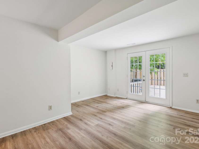 9424 Lexington Circle, Charlotte, NC 28213.  MLS# CAR4195626, YatesRealty ID 28513. 