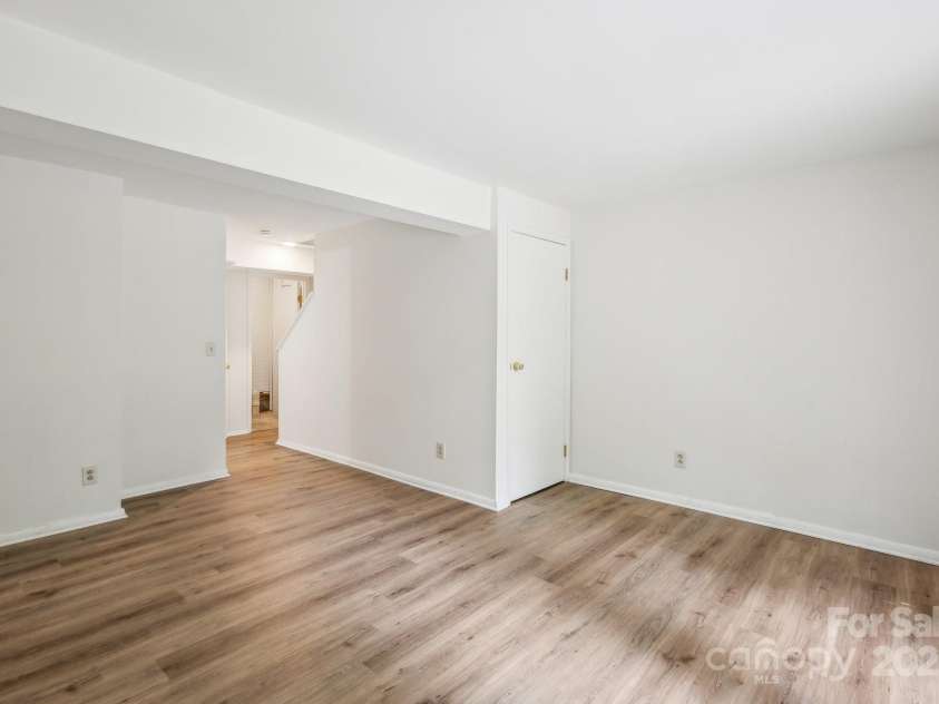 9424 Lexington Circle, Charlotte, NC 28213.  MLS# CAR4195626, YatesRealty ID 28513. 