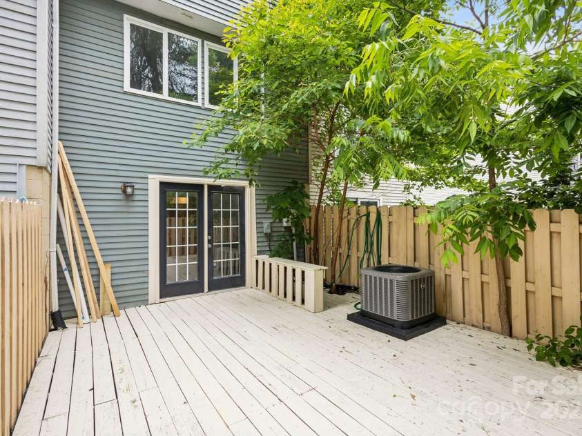9424 Lexington Circle, Charlotte, NC 28213.  MLS# CAR4195626, YatesRealty ID 28513. 