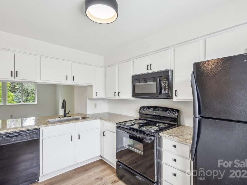 9424 Lexington Circle, Charlotte, NC 28213.  MLS# CAR4195626, YatesRealty ID 28513. 