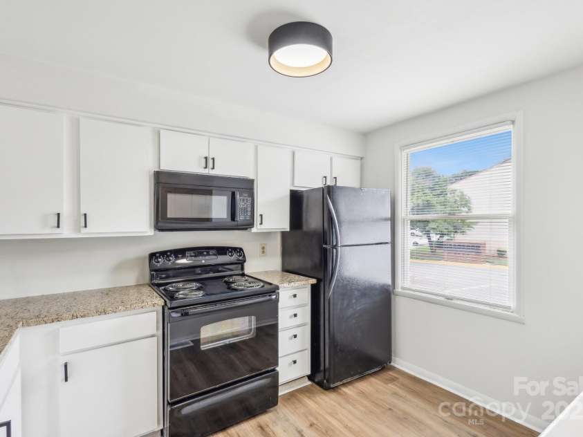 9424 Lexington Circle, Charlotte, NC 28213.  MLS# CAR4195626, YatesRealty ID 28513. 