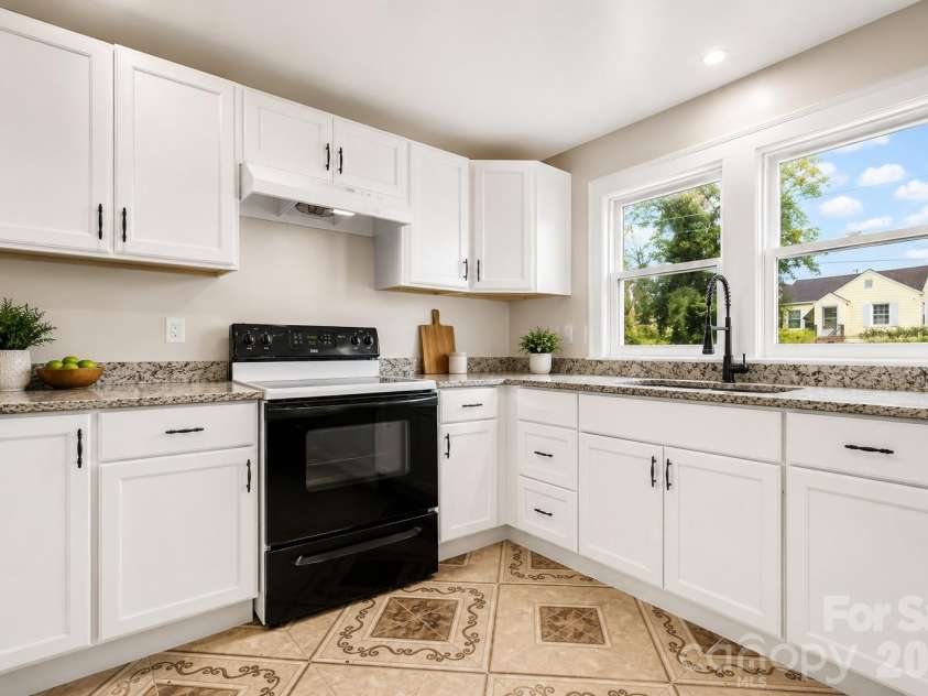 204 22nd Avenue, Hickory, NC 28601.  MLS# CAR4387852, YatesRealty ID 28515. 