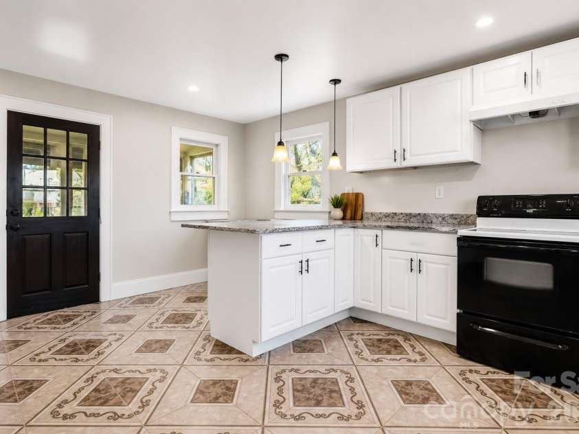 204 22nd Avenue, Hickory, NC 28601.  MLS# CAR4387852, YatesRealty ID 28515. 