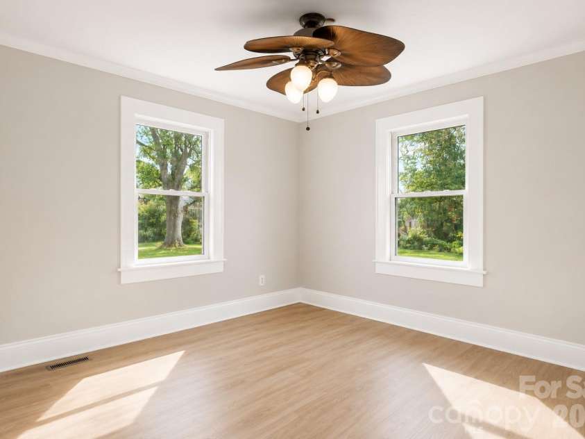204 22nd Avenue, Hickory, NC 28601.  MLS# CAR4387852, YatesRealty ID 28515. 
