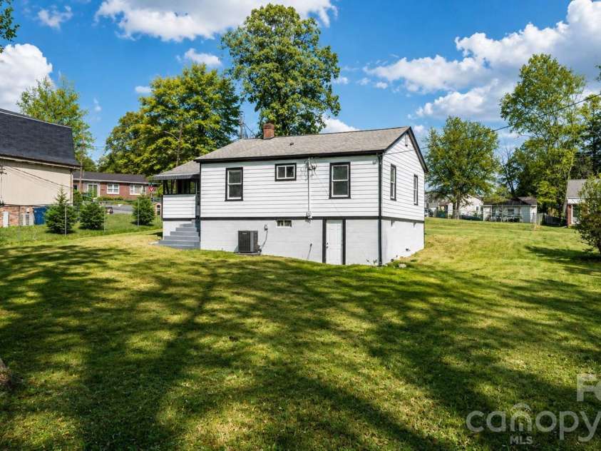 204 22nd Avenue, Hickory, NC 28601.  MLS# CAR4387852, YatesRealty ID 28515. 