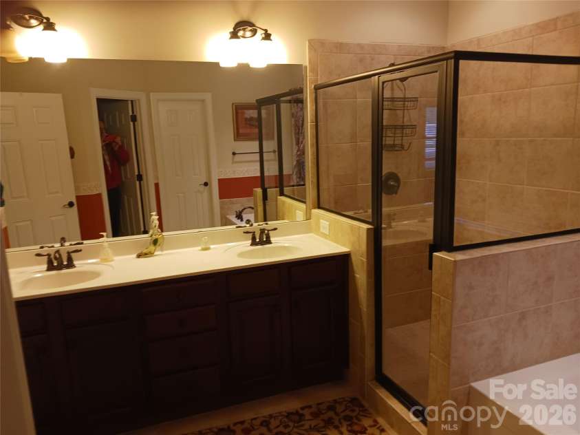 5039 Abbington Way, Belmont, NC 28012.  MLS# CAR4382097, YatesRealty ID 28518. MASTER BATH W DUAL VANITIES
