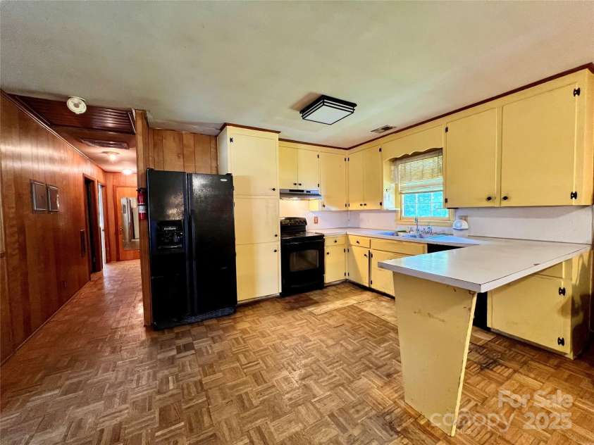 1321 Stallings Road, Matthews, NC 28104.  MLS# CAR4283184, YatesRealty ID 28519. Kitchen