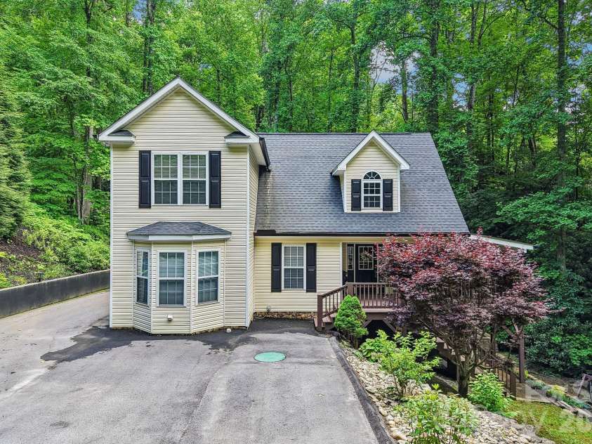 1264 Dogwood Drive, Maggie Valley, NC 28751.  MLS# CAR4386303, YatesRealty ID 28520. 
