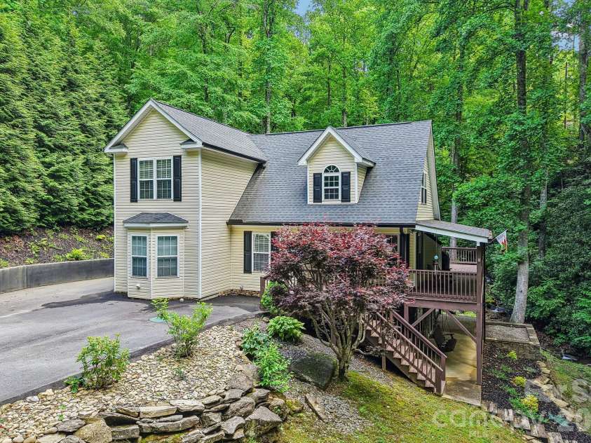 1264 Dogwood Drive, Maggie Valley, NC 28751.  MLS# CAR4386303, YatesRealty ID 28520. 