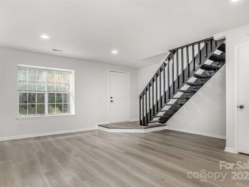 3941 Briarhill Drive, Charlotte, NC 28215.  MLS# CAR4268611, YatesRealty ID 28520. Bright Spacious Living Room