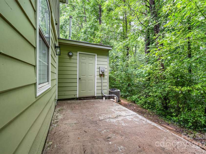3941 Briarhill Drive, Charlotte, NC 28215.  MLS# CAR4268611, YatesRealty ID 28520. Private Pation