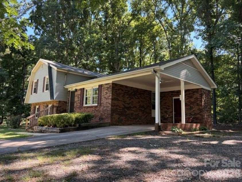 4617 Oakwood Circle, Gastonia, NC 28056.  MLS# CAR4390480, YatesRealty ID 28522. 