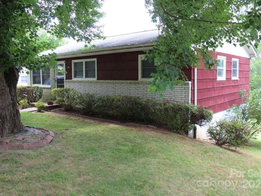 50 Huffman Road, Asheville, NC 28806.  MLS# CAR4273026, YatesRealty ID 28522. 