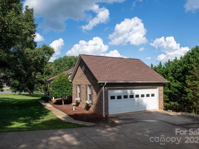 5172 Butner Drive, Hickory, NC 28602.  MLS# CAR4274563, YatesRealty ID 28525. 2 Car Garage