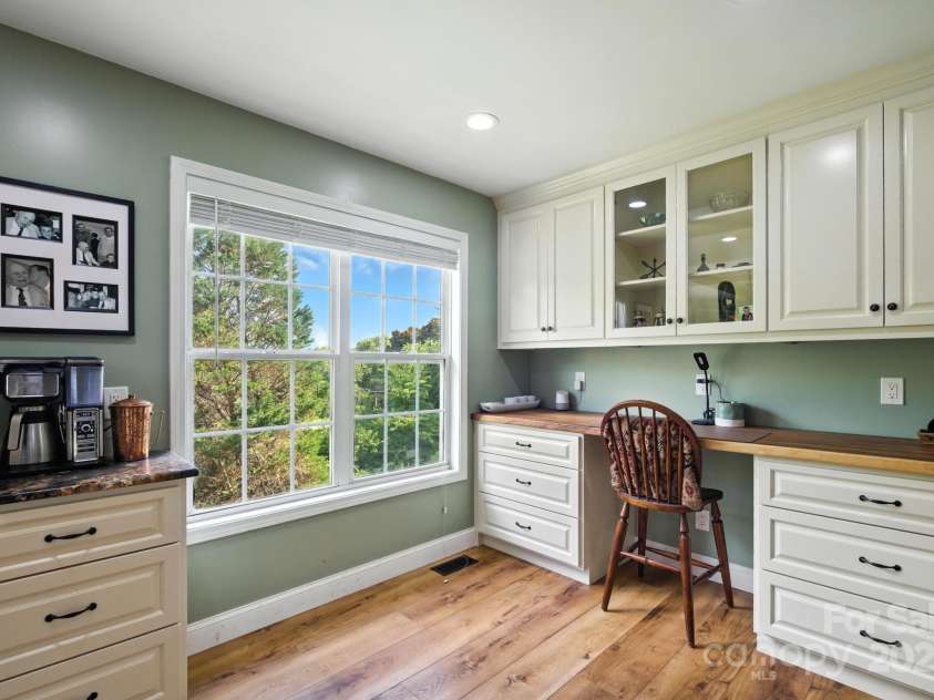 5172 Butner Drive, Hickory, NC 28602.  MLS# CAR4274563, YatesRealty ID 28525. 