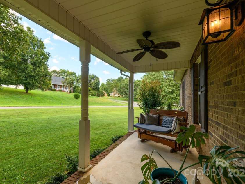 5172 Butner Drive, Hickory, NC 28602.  MLS# CAR4274563, YatesRealty ID 28525. 