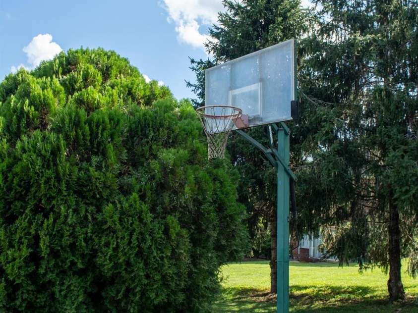 5172 Butner Drive, Hickory, NC 28602.  MLS# CAR4274563, YatesRealty ID 28525. 